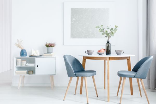 Masa de cafea si scaunele de living - elemente ce ofera personalitate unui  living in stil scandinav